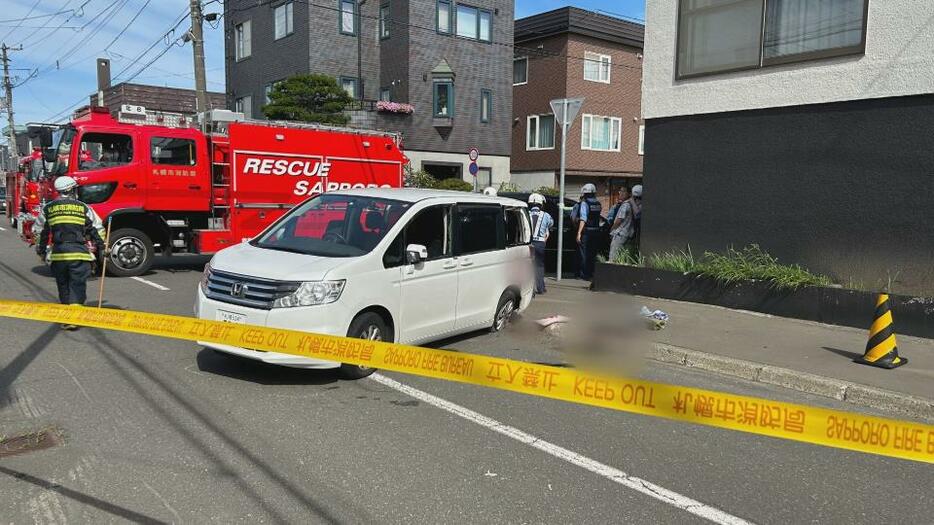 乗用車と衝突、３人が死傷したワゴン車（10日午前、札幌市北区）