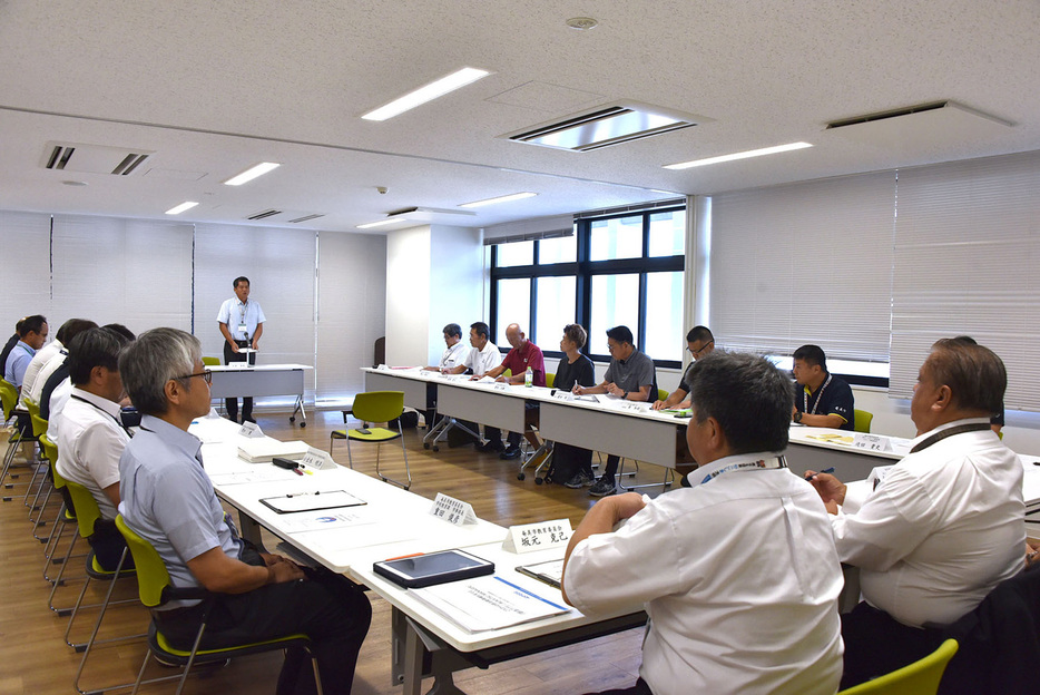 部活動の地域移行についてモデル校での実証の現状などを確認した会合＝6日、鹿児島県奄美市名瀬