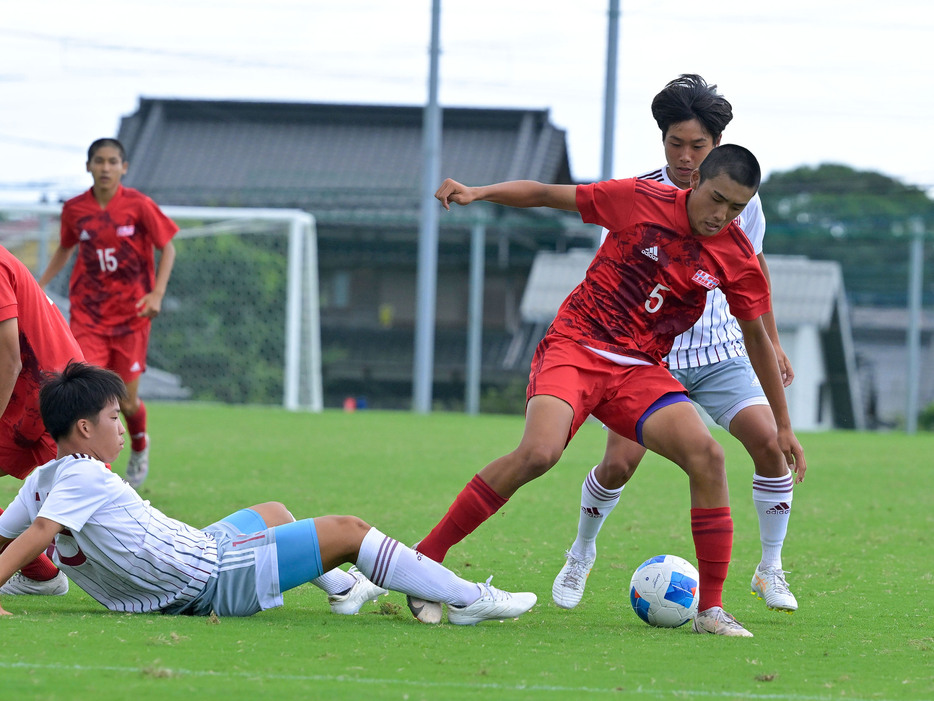 広島県MF太田大翔(広島ユース、1年)が中盤でボールを回収する(Koki NAGAHAMA/GEKISAKA)