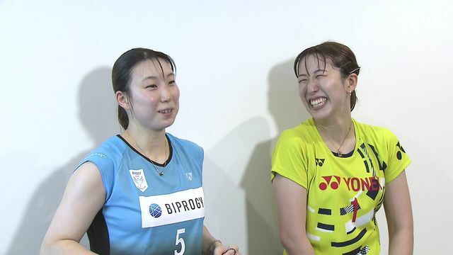 女子ダブルスの試合を笑顔で振り返る東野有紗選手(左)と櫻本絢子選手(右)