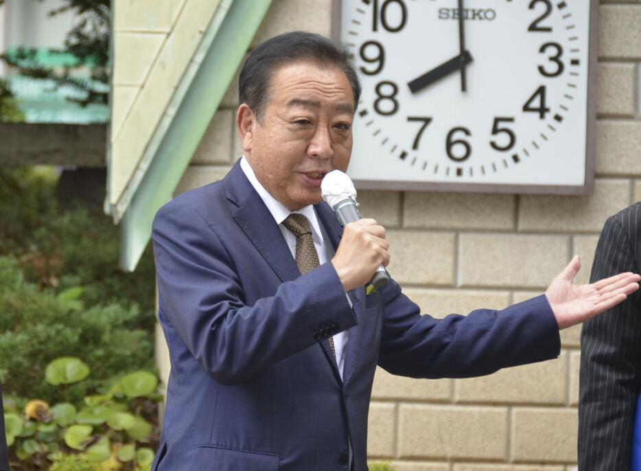 街頭演説する立憲民主党の野田代表＝25日午前、東京都板橋区