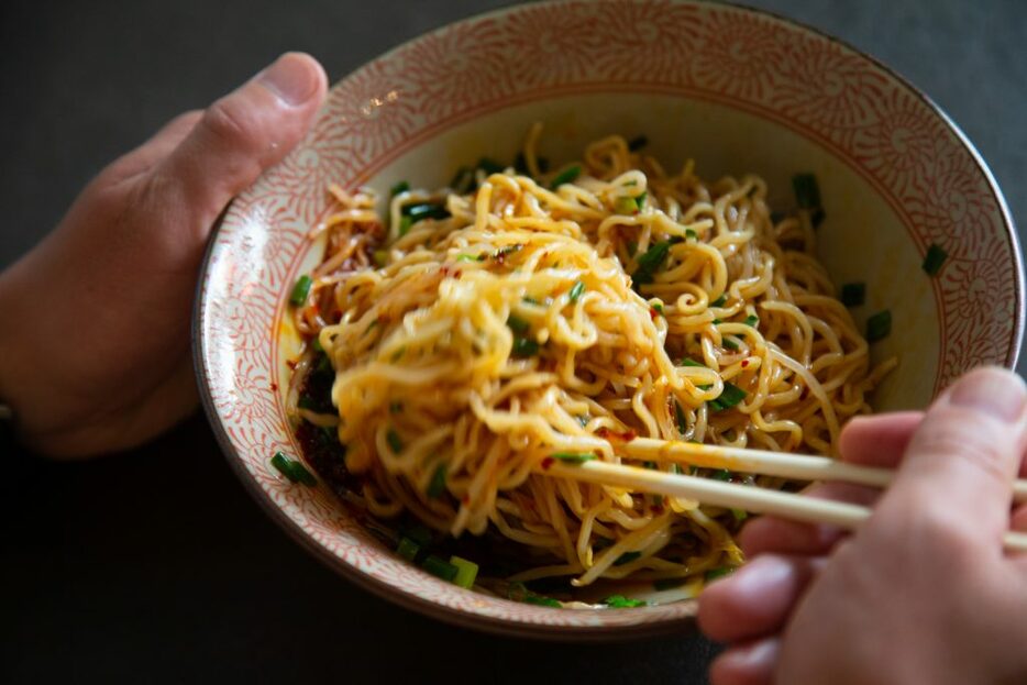 タレが沈んでいるので、まんべんなく麺にからむまで混ぜるのがおいしく食べるコツ