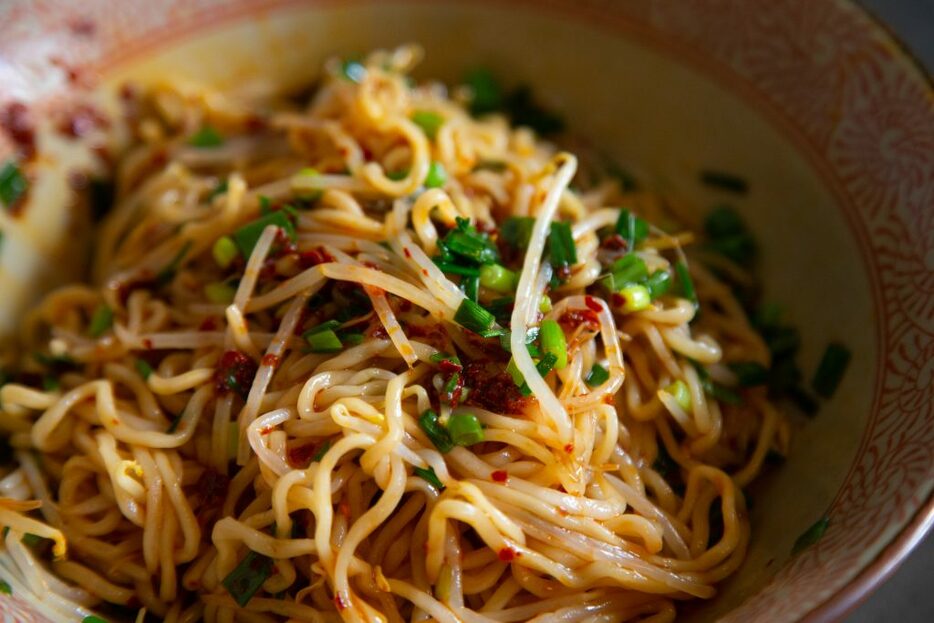 風味のいい開化楼のちぢれ麺とピリ辛のタレがよく合う