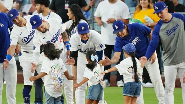 子供たちと笑顔で交流する大谷翔平選手(中央)(写真：日刊スポーツ/アフロ)