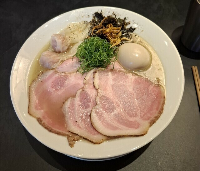 地鶏と煮干しを味わう“鶏ニボ”ラーメン