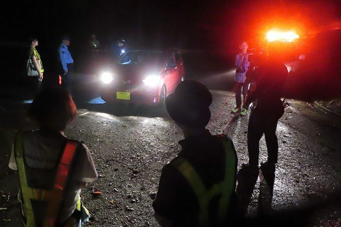 通行車両を確認した合同パトロールでの検問＝28日夜、国頭村（画像を一部加工）