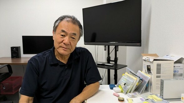 呉充功監督が東京の作業室で、1923年の関東大震災で日本の自警団に軍や警察が加担して繰り広げられた朝鮮人虐殺についての新たなドキュメンタリー映画「名前のない墓碑」の追い込み作業をしている=東京/ホン・ソクチェ特派員