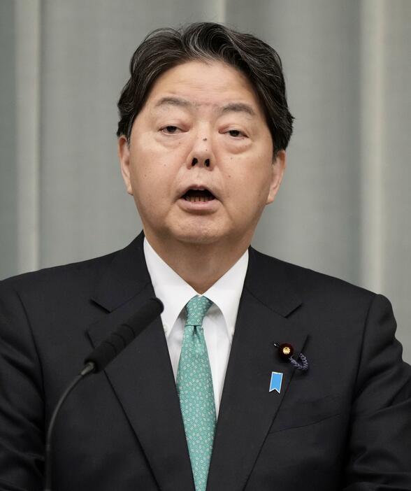 記者会見する林官房長官＝27日午前、首相官邸