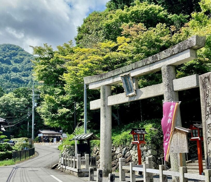 大原野神社・一の鳥居。左手奥に見えるのが小塩山