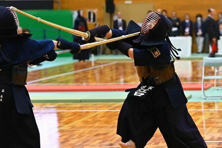 剣道成年女子決勝・佐賀－大阪　メンに飛び込む中堅の江口瑠花(右、上峰中教)＝神埼市の神埼中央公園体育館