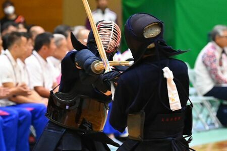 剣道成年女子決勝・佐賀－大阪　ツキを放つ先ぽうの古川寛華(左、筑波大)＝神埼市の神埼中央公園体育館