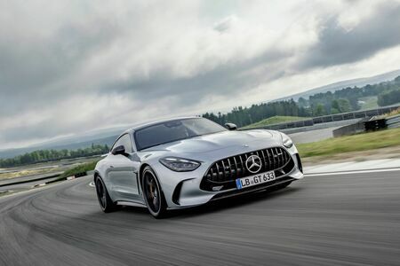 V8ツインターボの4WD！速いメルセデス「AMG GT クーペ」に試乗