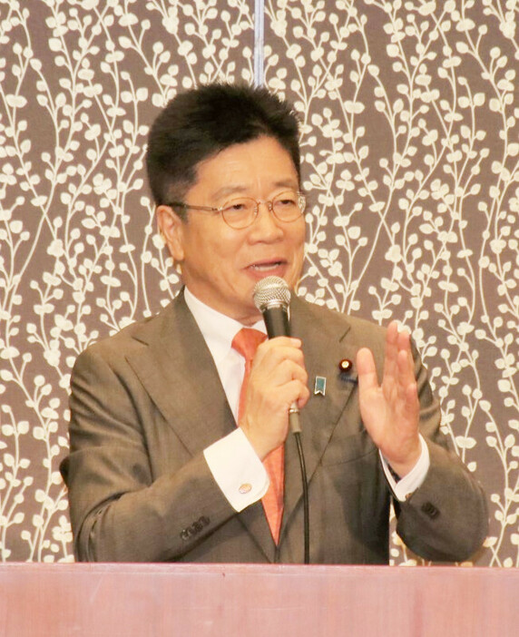 決起大会で自民党総裁選での支持を訴える加藤勝信氏＝14日、岡山市内