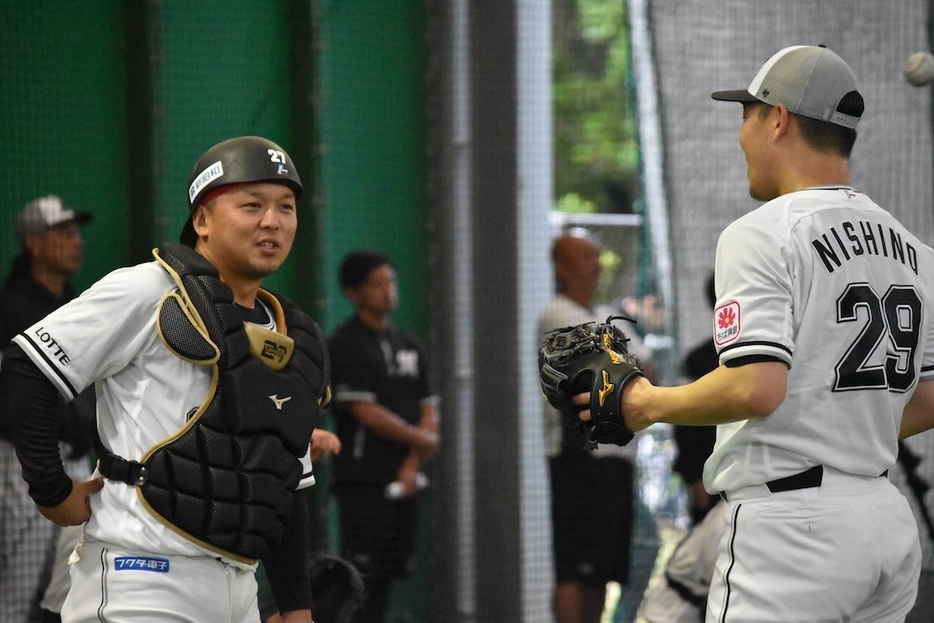 春季キャンプ中のロッテ・田村龍弘（左）と西野勇士（右）［撮影＝岩下雄太］