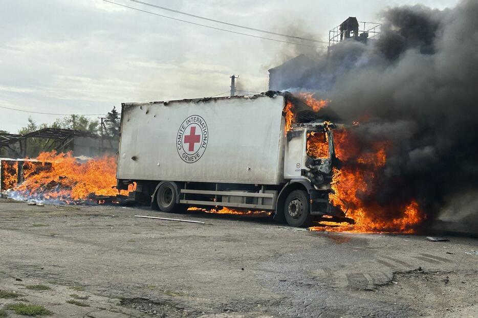 ウクライナ東部ドネツク州で、ロシアの攻撃を受け炎上する赤十字国際委員会（ICRC）の車両（AP＝共同）