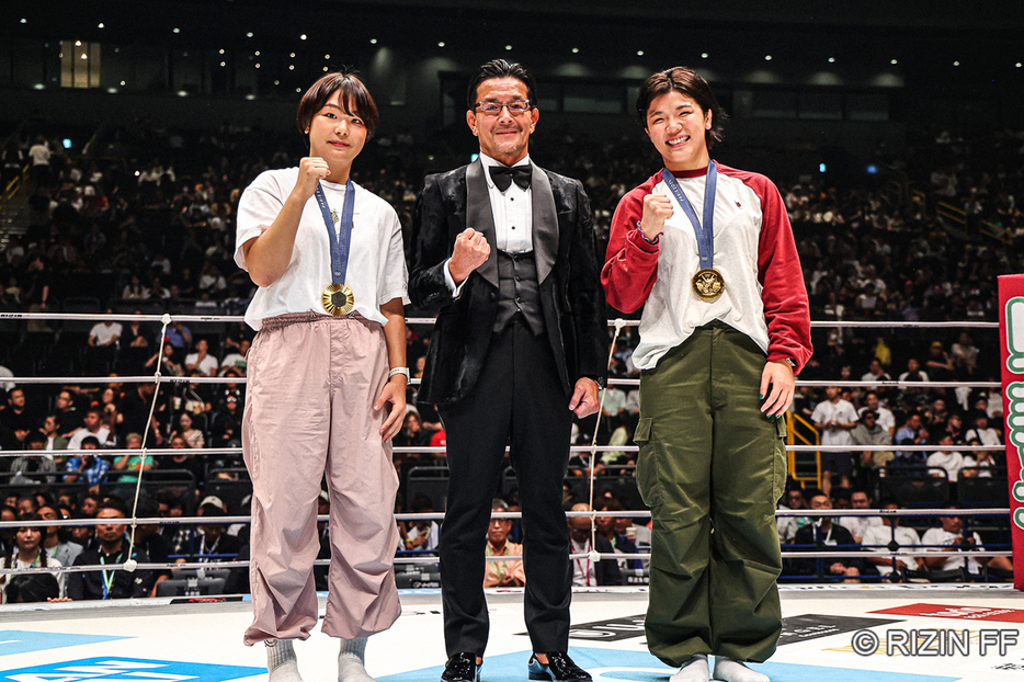 榊原信行RIZIN CEOに呼び込まれた鏡優翔さん（右）と藤波朱理さん