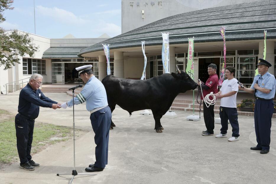 委嘱状を受け取る全隠岐牛突き連合会の村上芳雄会長（左端）＝27日午後、島根県隠岐の島町