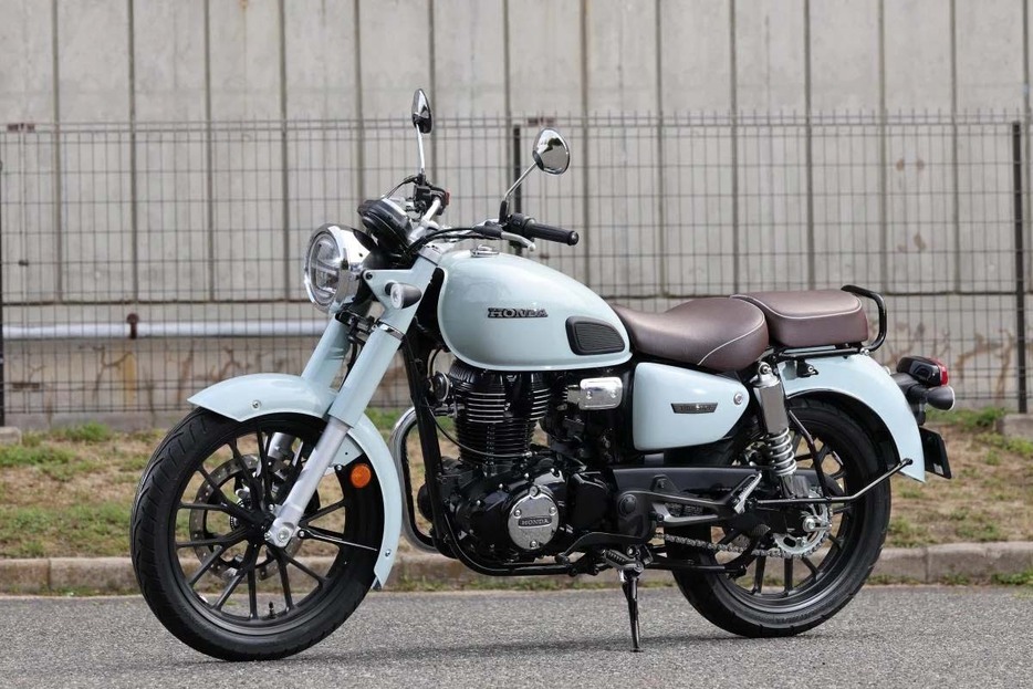 大阪モーターサイクルショーに展示されたGB350C（ホンダ　市販予定車）。1960年代以前のバイクらしい前後ディープフェンダーや、ヘッドライトステー一体型のフォークカバーなどで往年の雰囲気を醸し出す。