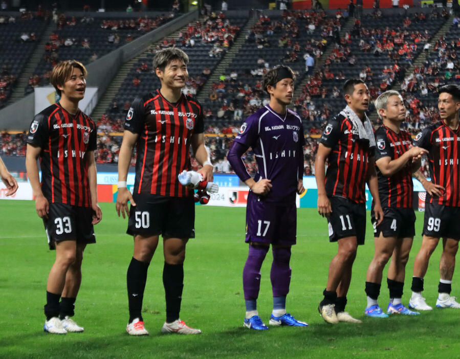 得点を挙げた札幌近藤（左端）と岡村（左から2人目）は試合後スタンドにあいさつする（撮影・保坂果那）