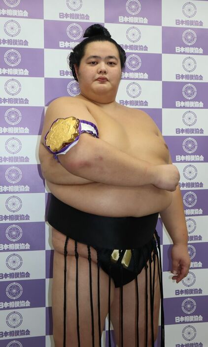 全日本力士選士権で初優勝し「選士権章」を腕に巻く琴桜(カメラ・三須　慶太)