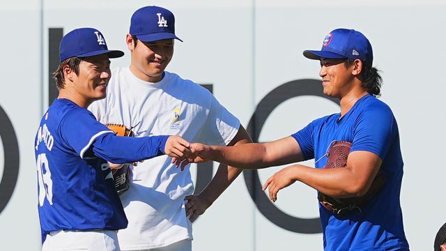 仲良く談笑する左からドジャースの山本由伸投手、大谷翔平選手、カブスの今永昇太投手(写真：日刊スポーツ/アフロ)