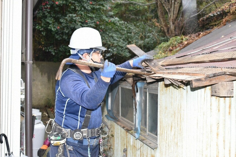 倒壊の恐れがある「特定空き家」を解体する作業員＝茨城県土浦市藤沢で２０２３年１月１６日、庭木茂視撮影