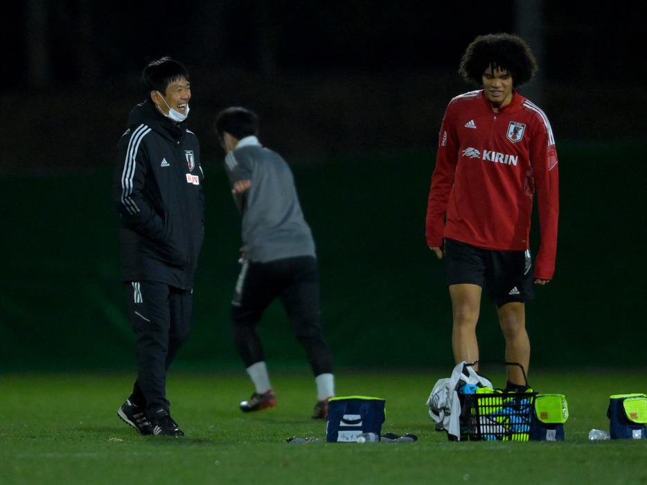 2022年1月の国内組合宿で対話した森保一監督とDFチェイス・アンリ(Koki NAGAHAMA/GEKISAKA)