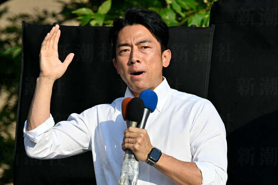 総裁選への出馬表明後、街頭演説を行う小泉進次郎氏