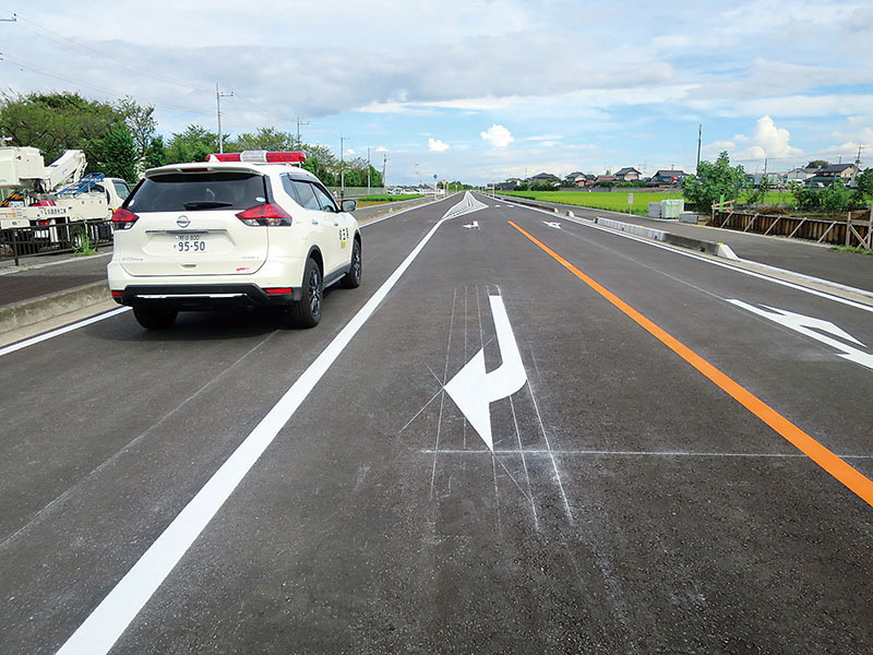 県道久喜騎西線バイパスの一部約1・9キロが完成。供用が始まった＝8月28日午後3時、加須市下高柳の下高柳東交差点付近