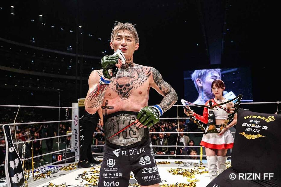 『超RIZIN.3』で朝倉未来を1R TKOに下し、ベルトを巻いた平本蓮