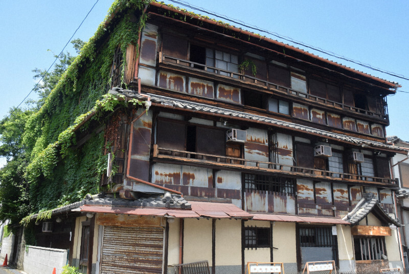 解体が正式に決まった旧遊郭の建物＝奈良県大和郡山市で2024年7月31日午前11時3分、熊谷仁志撮影