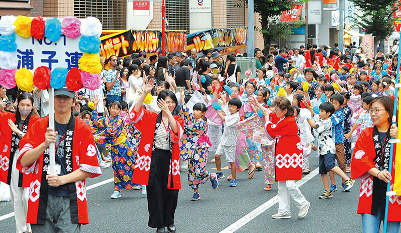 浦和おどりの先頭で、踊りを披露する「浦子連」＝22日午後、さいたま市浦和区の旧中山道