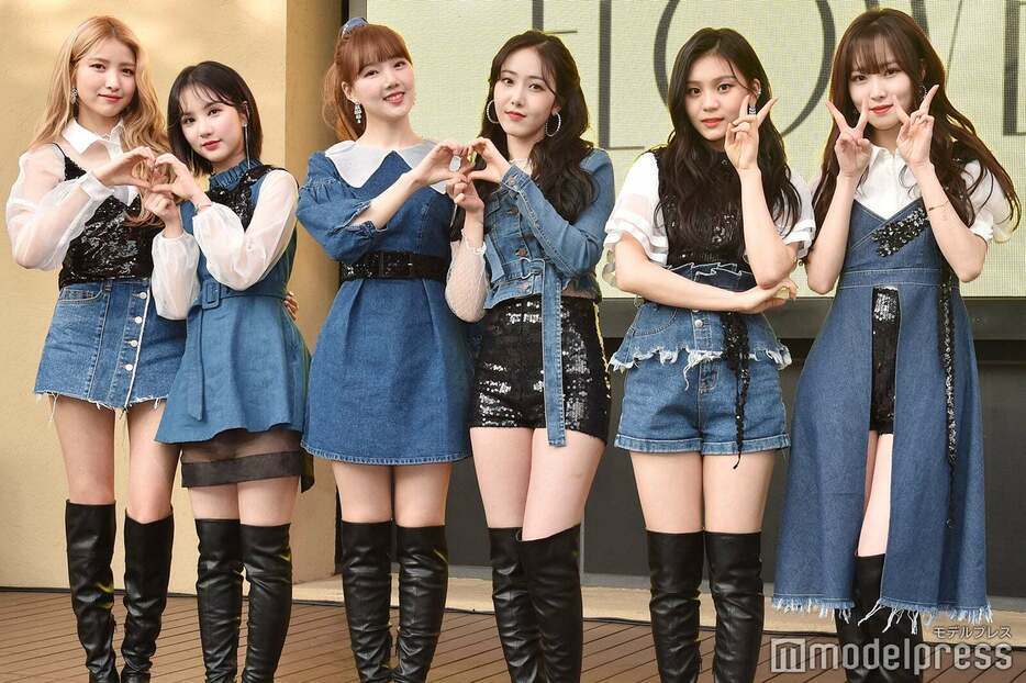 GFRIEND（左より：ソウォン、ウナ、イェリン、シンビ、オムジ、ユジュ）