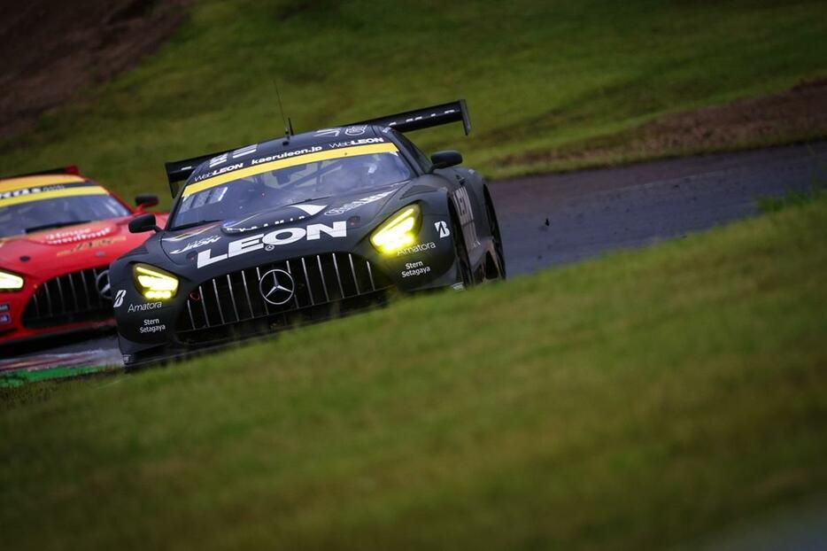 GT300 速さも戦略もピタリとハマり見事ポールトゥウィンを飾った#65 LEON PYRAMID AMG 蒲生 尚弥 / 篠原 拓朗