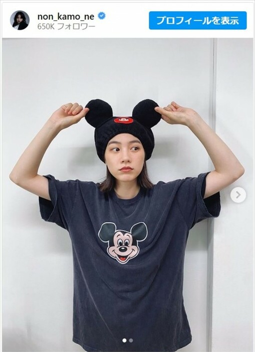 のん、ミッキーのTシャツとキャップがかわいい近影を披露　※「のん」インスタグラム