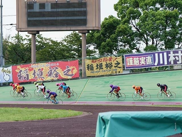 赤板2コーナー付近の様子。3番車(赤)は清水裕友(写真提供：チャリ・ロト)