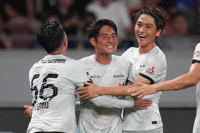 町田戦で先制ゴールを決めた関根（中央）。(C)SOCCER DIGEST