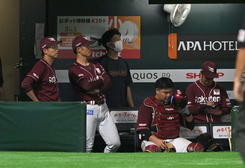 　試合に敗れ厳しい表情の今江監督（左から２人目）＝撮影・石井剣太郎