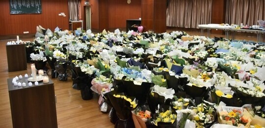 在広州日本総領事館が公開した、深圳の日本人学校に届けられた市民からの花束