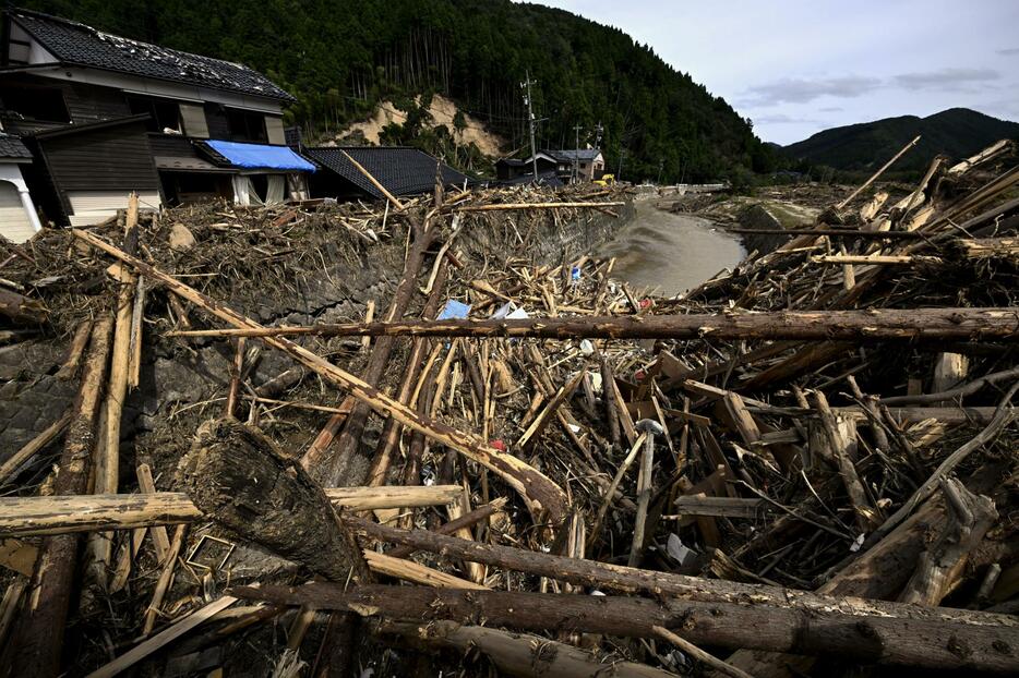 豪雨による無数の流木が積み重なる石川県輪島市町野町＝29日午前