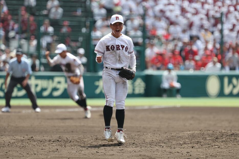 熊本工戦で完投勝利を挙げ、ガッツポーズの高尾響（広陵）撮影：太田裕史