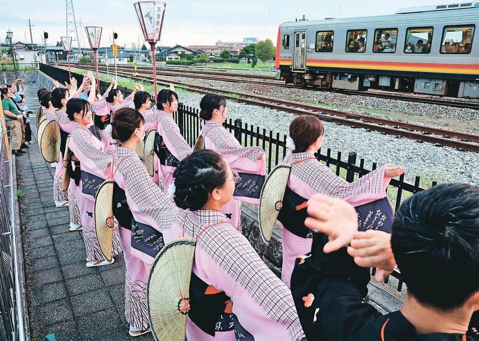 始発列車の出発に合わせ、おわらを披露する福島の踊り手＝ＪＲ越中八尾駅（上田友香撮影）