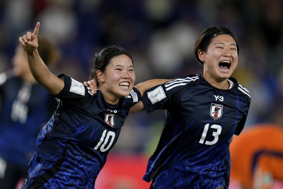 U―20（20歳以下）女子W杯、準決勝のオランダ戦で先制ゴールを決め、喜ぶ松窪真心（左）＝18日、カリ（AP＝共同）