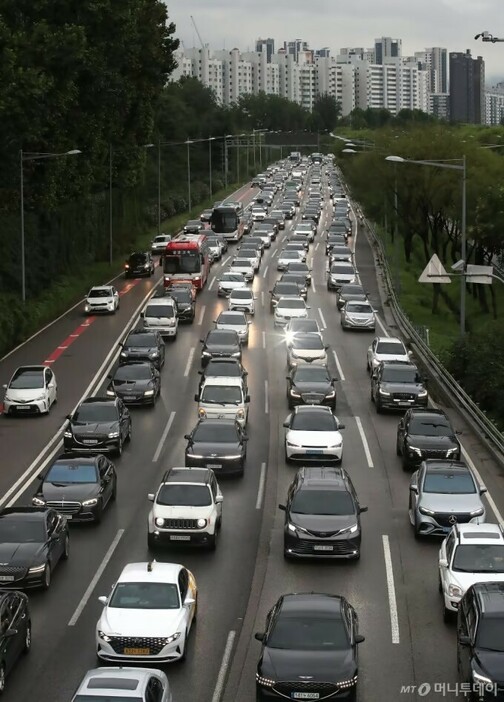 ソウルオリンピック大路漢南ICから聖水IC方向に車が渋滞している(c)news1