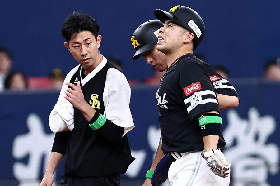 オリックス戦で右足首を痛めたソフトバンク・近藤健介【写真：栗木一考】