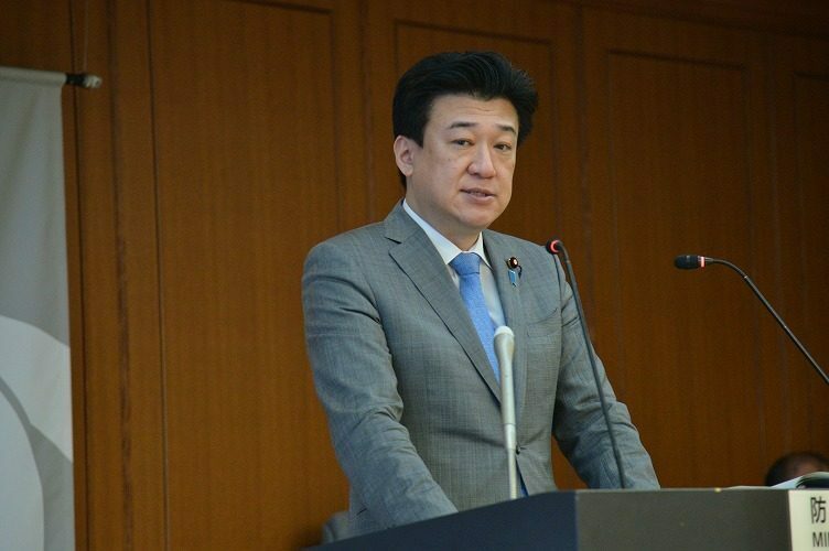 記者会見で質問に答える木原稔防衛相＝3日午前、防衛省