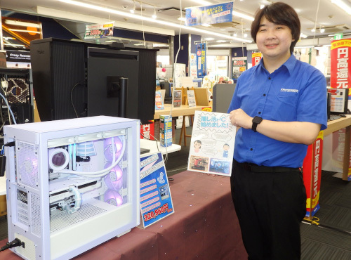 年間約250台のPCを組み立てるショップスタッフの前川莉央さん。自ら企画した「推し活PC」を全面に押し出しています