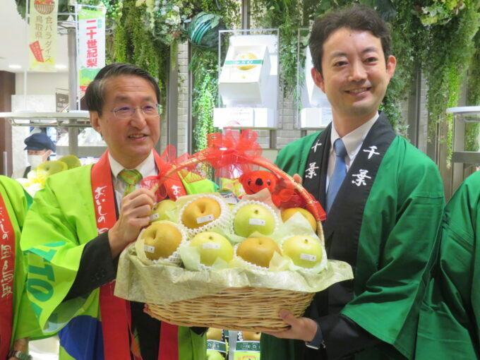 平井伸治鳥取県知事（左）と熊谷俊人千葉県知事（右）