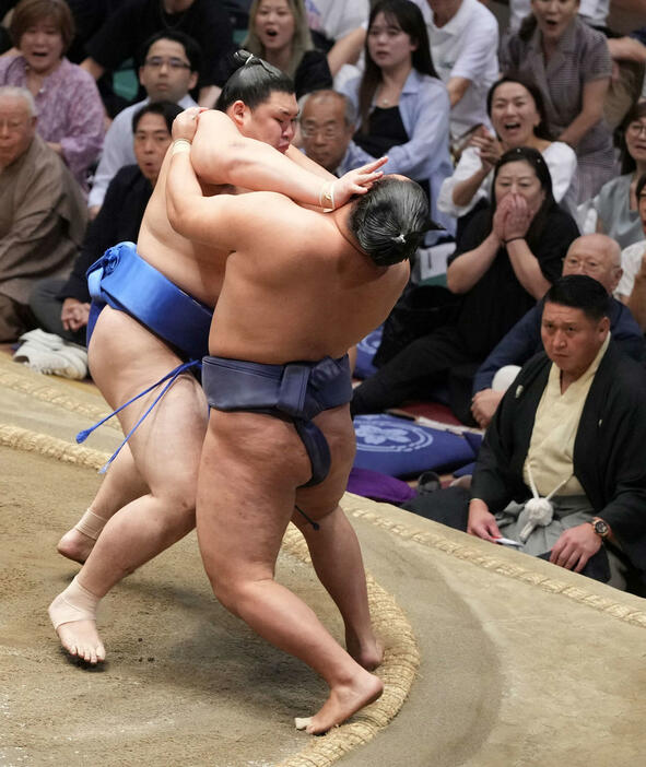 大の里（左）は豊昇龍を押し出しで破り幕内優勝を決める（撮影・小沢裕）