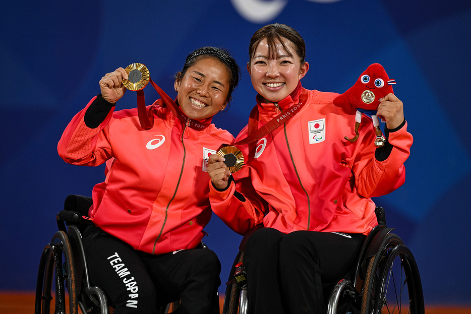 金メダルを獲得した上地結衣（写真左）と田中愛美（Photo by Getty Images）